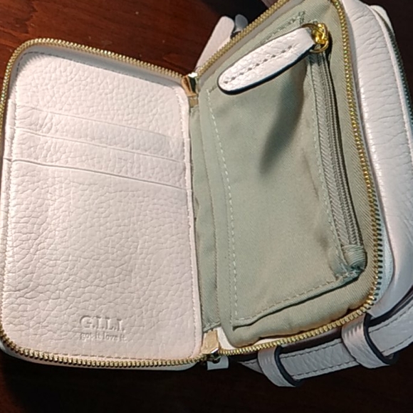 GILI Small Crossbody - Picture 5 of 8